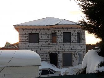 Готовый вид коробки дома с шатровой крышей из металлочерепицы